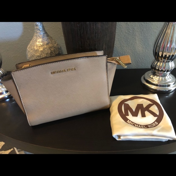 Reposhing Michael Kors bag - Picture 2 of 5